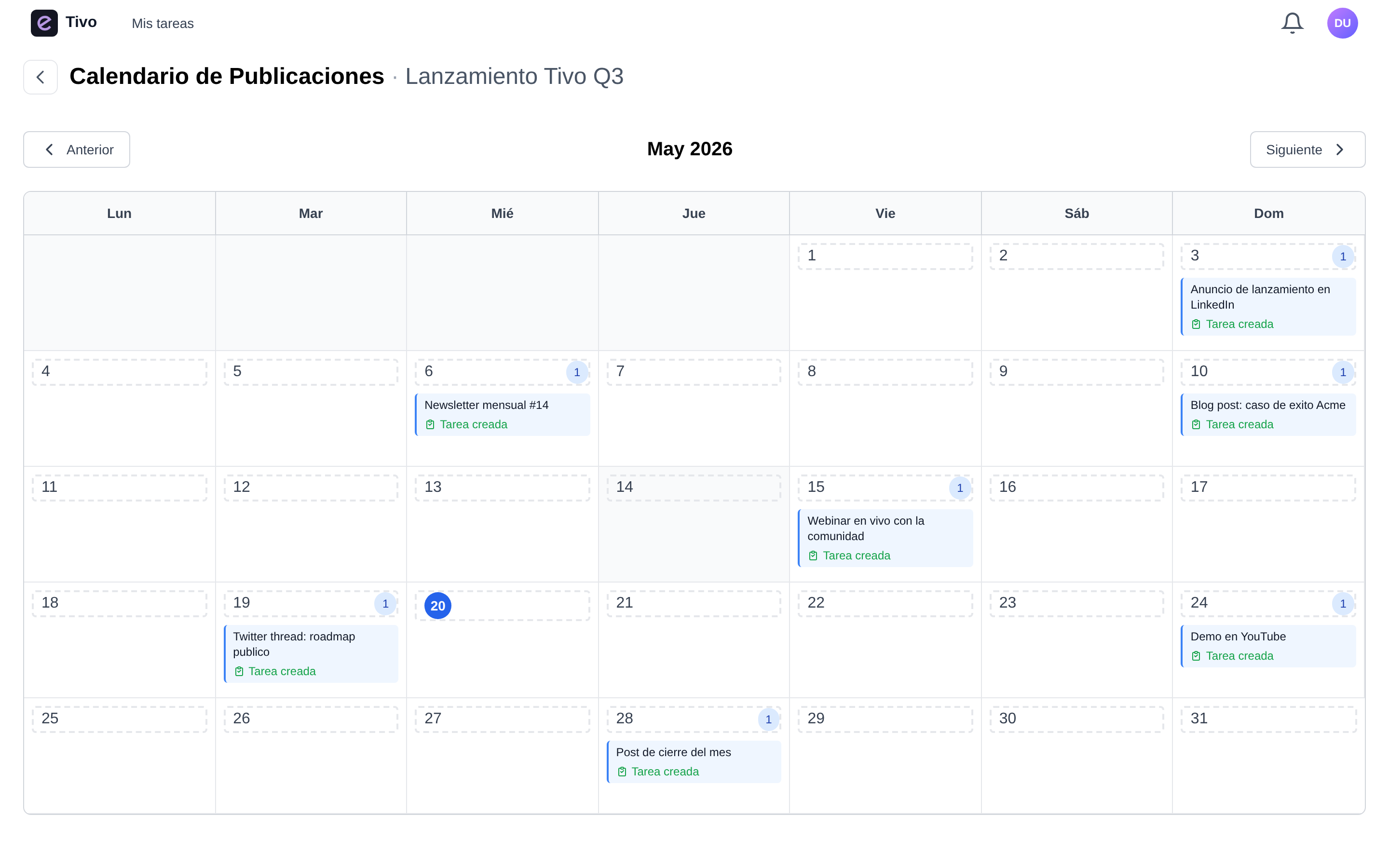 Calendario mensual de publicaciones del proyecto en Tivo, con publicaciones distribuidas entre los días del mes y enlazadas a tareas