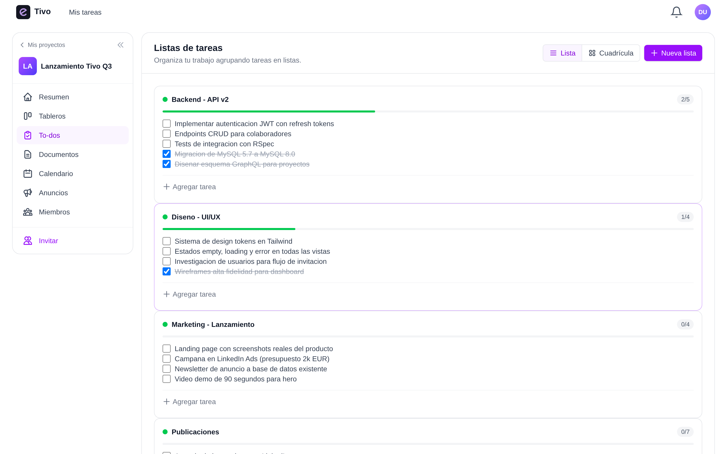 Listas de tareas agrupadas por equipo — Backend, Diseño y Marketing — con checkboxes, progreso por lista y tareas tachadas al completarse